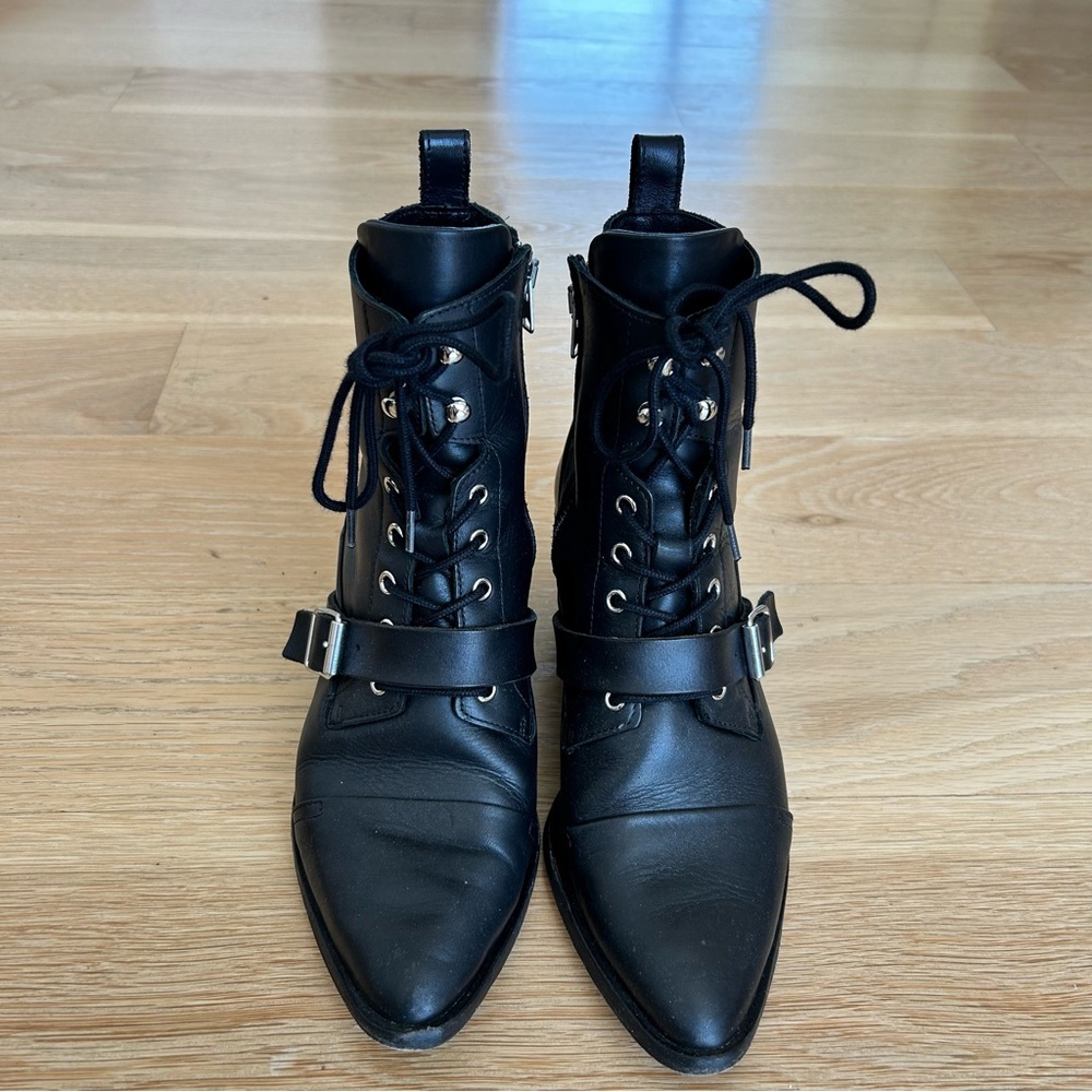 All Saints Katy boot 
Leather  
Semi-Pointed Toes
 Zip Closure at Sides .